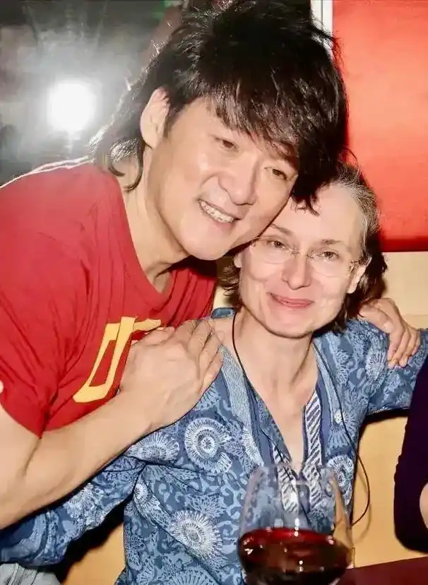 国民歌王周华健和妻子康粹兰幸福一家人.你陪我吃苦,我陪你变 - 抖音