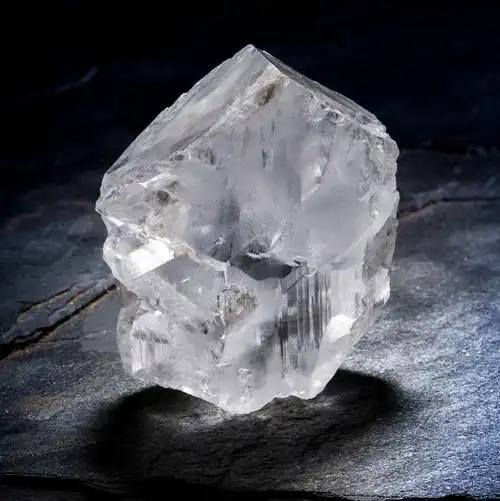 黄大草捡到罕见天然钻石,拿回家垫桌子,几年后专家发现上交国家