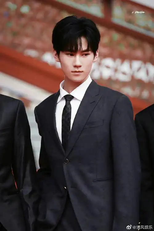 张真源北影节红毯生图#张真源北影节红毯饭拍,黑色西装造型好帅,一举