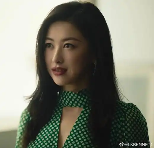 演员@朱珠zhuzhuin lk bennett赛马会系列连衣裙演绎《玫瑰的故事》.