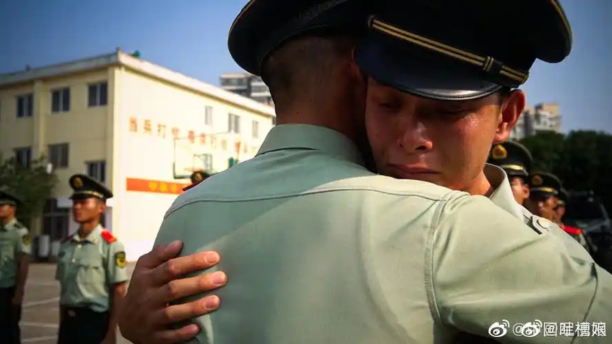 战友情兄弟情!卸掉军衔,卸不掉感情,向军人致敬!