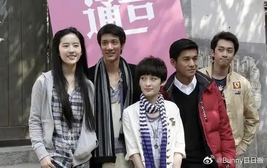 刘亦菲曾轶可同框旧照96 一起逛街