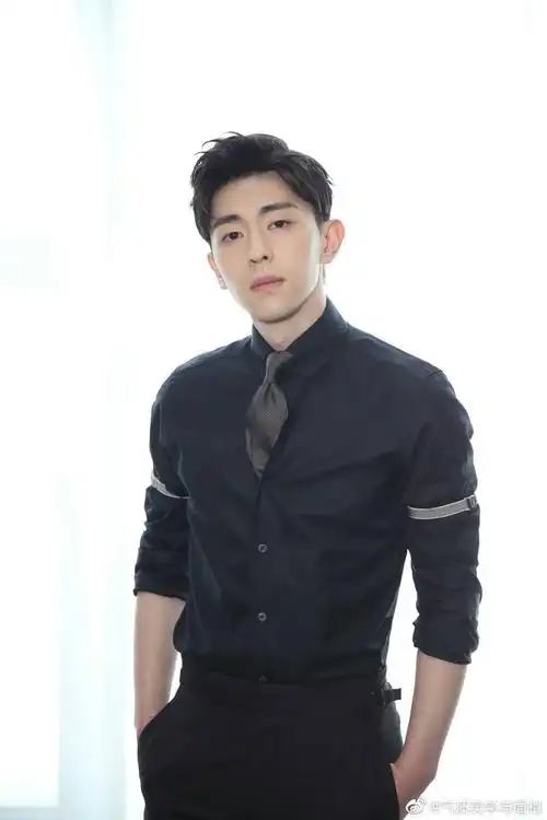 的聪明劲都体现在耳朵上,招风耳又大又向外