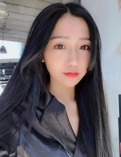 斗鱼主播小深深退学回国放弃国外读研机会专心做主播引争议