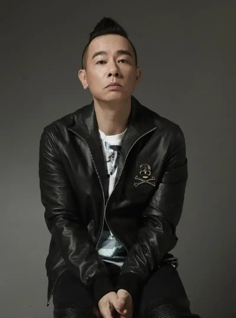 1980年的一天,13岁的陈小春兴冲冲地跑回家对父亲说:"卖掉小弟弟可以