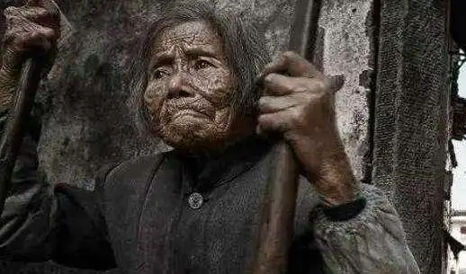 困在牢里的老人