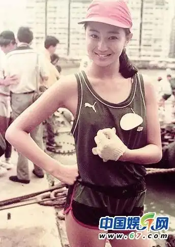 张曼玉旧照曝光 拍半裸写真与旧爱露点戏水