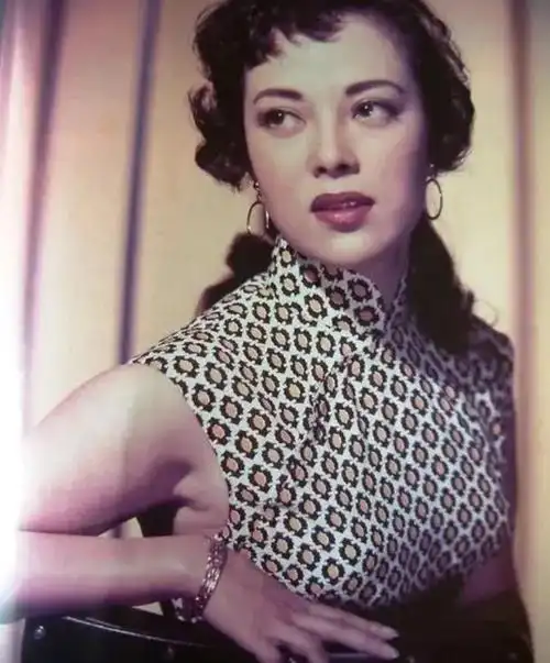 女汉奸李香兰被判死刑,行刑前她解开胸口扣子,掏出一张纸,法官看后