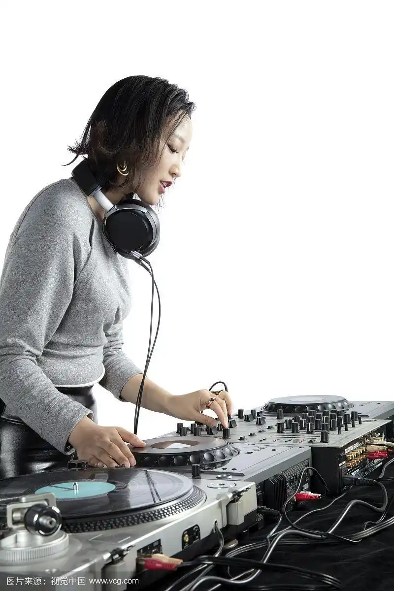 打碟的年轻女dj