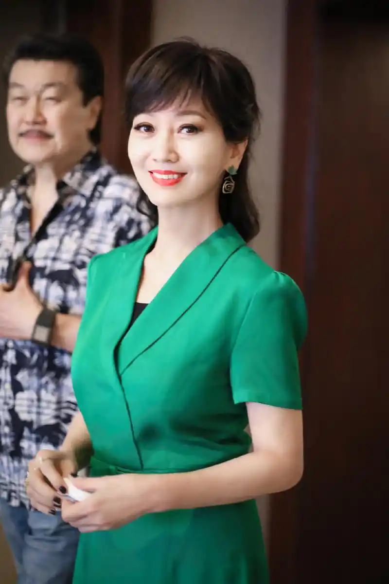 赵雅芝私服清新不装嫩绿裙搭配高马尾好清纯又成50后穿衣典范