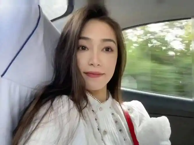 易昕分享日常vlog有猫咪出镜,画面唯美可爱加成_镜头_视频_气质