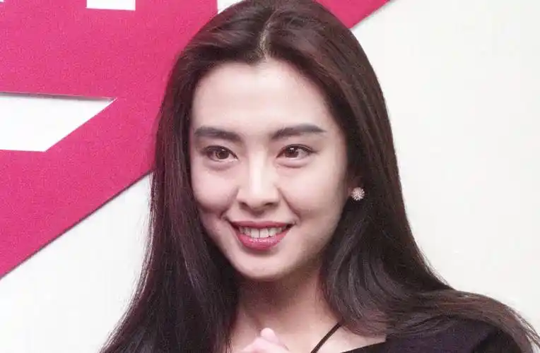 王祖贤庆57岁生日曝素颜眼镜照 网评看起来顶多30岁_作品_网友_演出