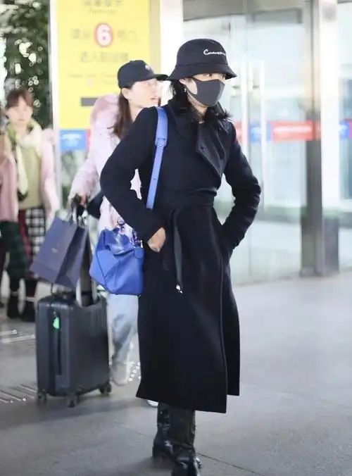 央视主持周涛气质真绝穿连体衣腰肢纤细身高颜值胜过李梓萌