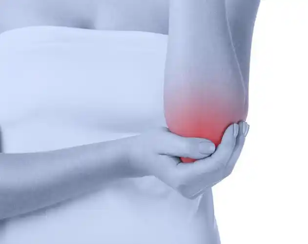 急性疼痛,在白色背景上孤立的手肘痛的女人.前视图