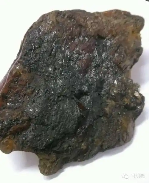 是一股塑料味里面是黄色类似琥珀的东西,外面粘着煤渣,卖料的说这个是