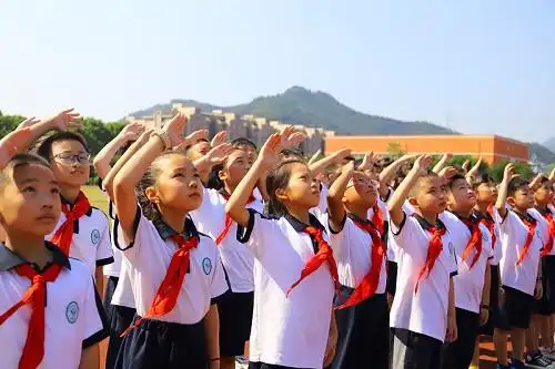 9月18日大课间,温州育英实验学校小学分校举行"九一八"爱国主义教育