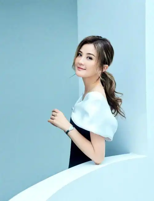 阿sa是小圆脸的女孩子,需要漂亮的发型来修饰脸型和五官,她便扎了一款