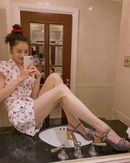 原创钟楚曦最新画报抹身材吊带裙搭配复古齐刘海简直是女版萧敬腾