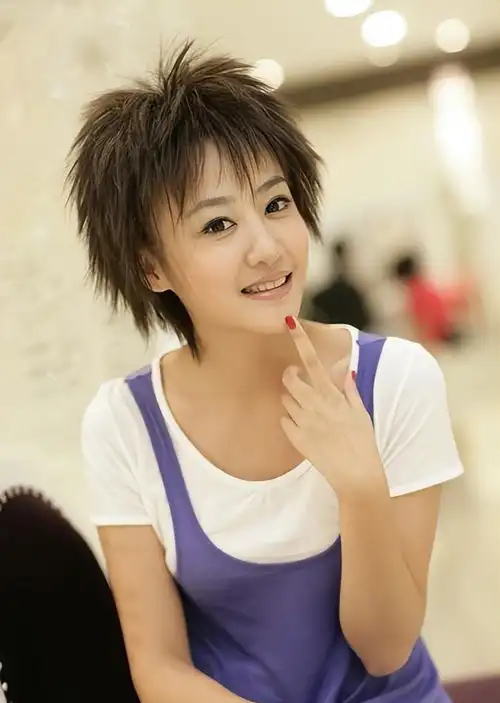 主播左岩:曾和杨迪传绯闻,离开浙江卫视后,低调嫁普通人也幸福_节目