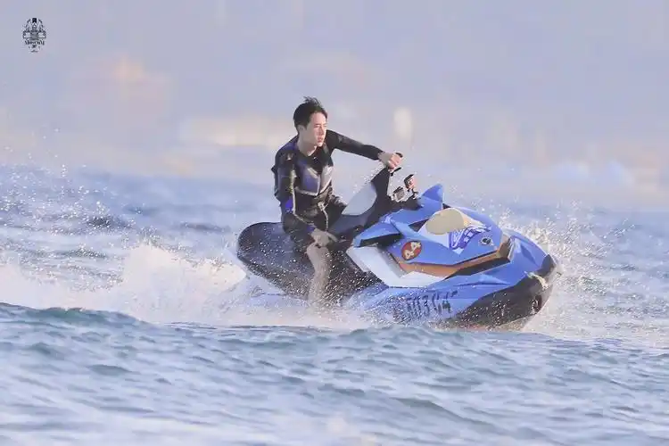 王一博夏日冲浪店# 「我要和你乘风破… - 堆糖,美图壁纸兴趣社区