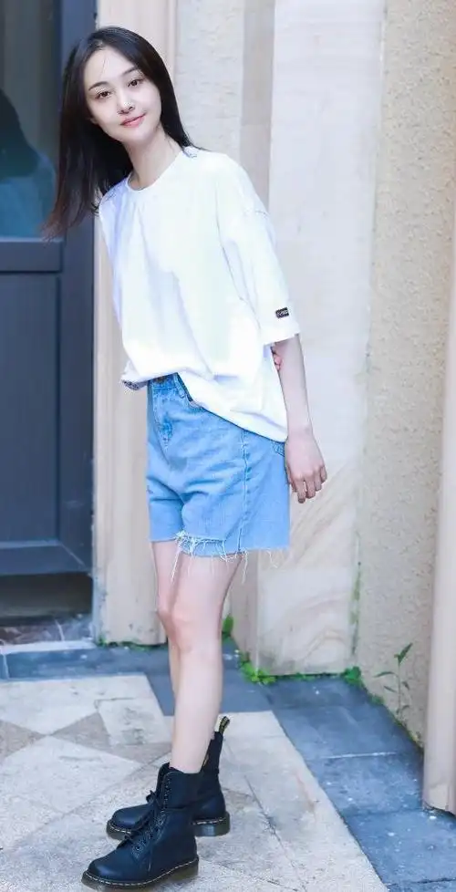 27岁郑爽如何保持少女感?基础款t恤搭配牛仔裤,清新凉爽的穿搭