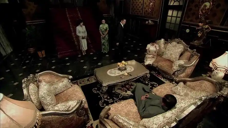 旗袍:关萍露闹脾气,钱鹏飞和尚小兰跟她道歉