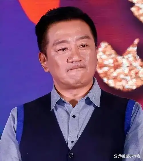 今天,让我们一起走近演员丁勇岱的人生故事,看看这位银幕硬汉是如何在