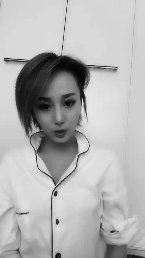 经纪人小微  @坚尼传媒经纪人冰冰