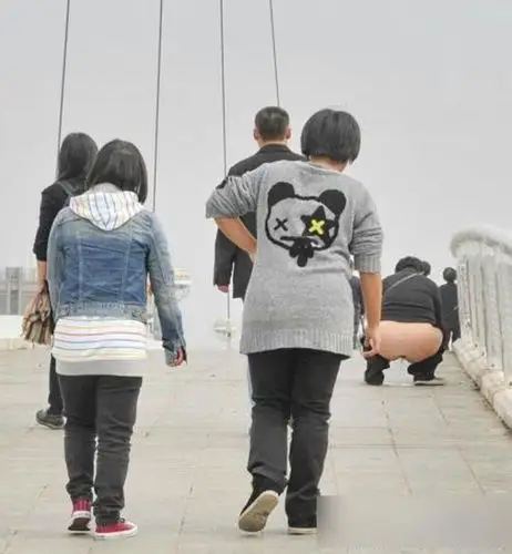 女子旁若无人当众尿尿