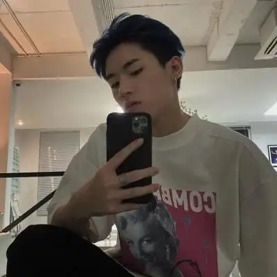 真人帅气对镜自拍男生头像图片