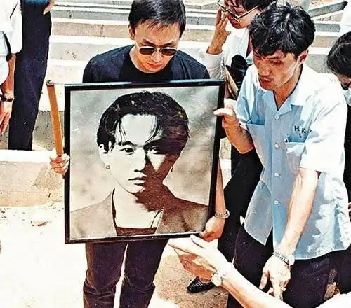 成龙当年因伤差点死亡多亏名医相救黄家驹就没这么好的运气