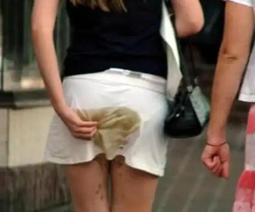 美女拉肚子憋不住求情司机死活不停车最后忍无可忍拉裙底