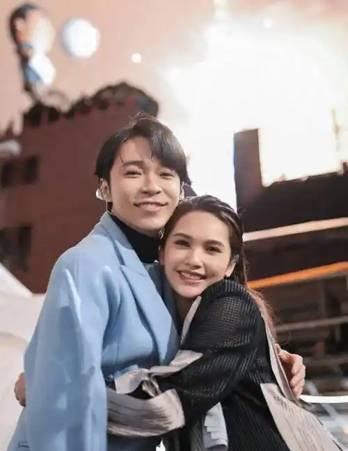 杨丞琳为前男友宣传,合照穿的还是"情侣鞋"_感觉_look_显得