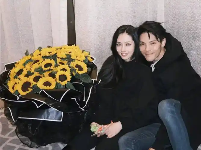 总是会鼓励他,支持他,所以也丝毫不介意别人以"郭碧婷老公"来称呼自己