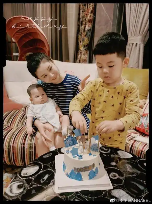 李小萌晒二胎儿子百天照哥哥为弟弟插蜡烛温馨有爱
