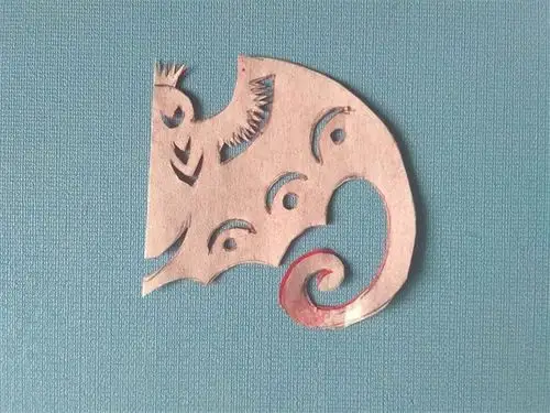 2,在折好的彩纸上画好蝙蝠图案,如下图 4,剪好后,把对折的红纸打开,如