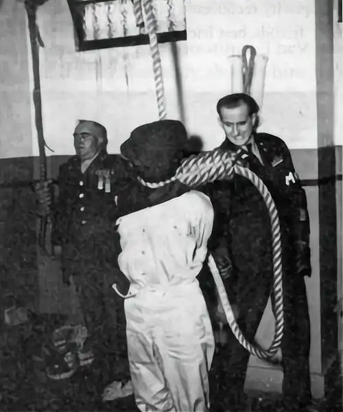 东条英机绞刑全过程:手脚因不听使唤而发抖,骨灰被美军抛向大海|战犯