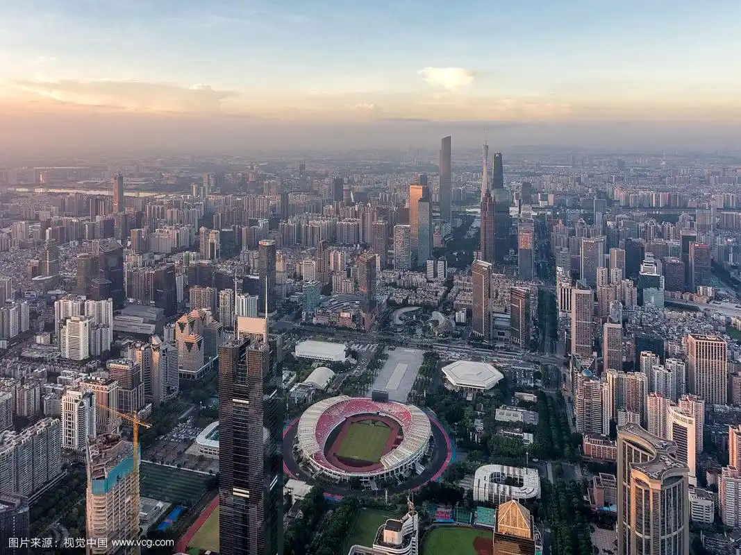 航拍视角下的广州城市中轴线全景
