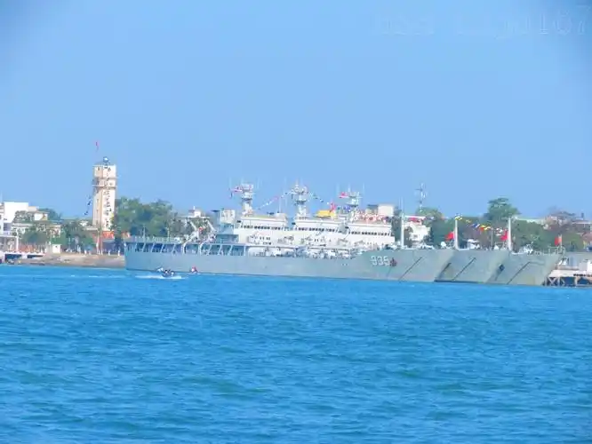 年初湛江军港扫图两艘071型领衔一水登陆舰艇