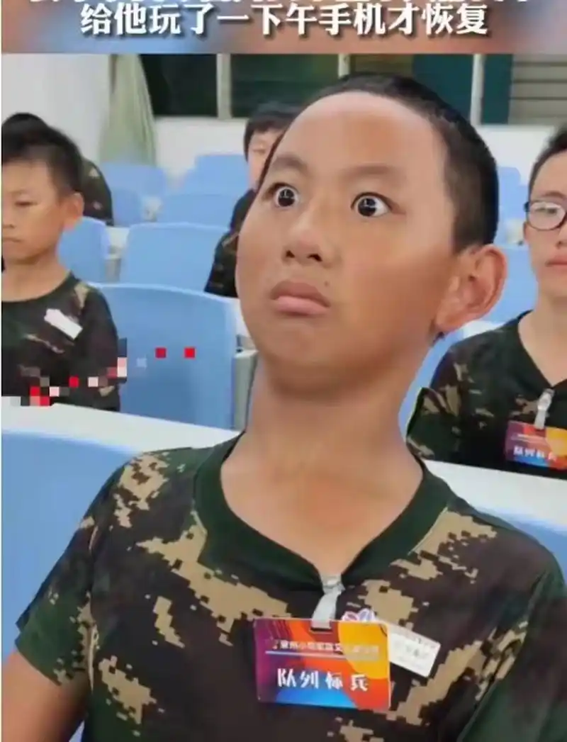 小学生军训回来,表情"不同凡响".
