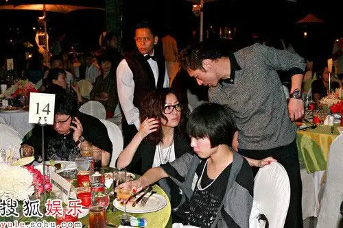 郑秀文与许志安窃窃私语