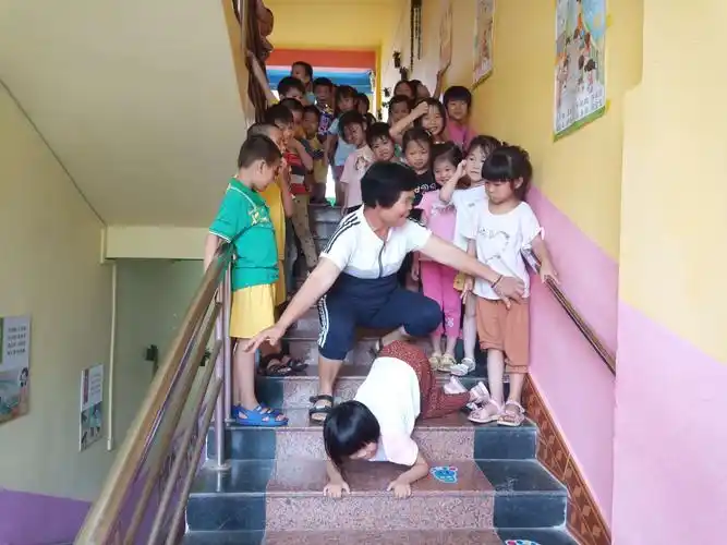 罗定市华石镇天艺幼儿园防踩踏安全教育