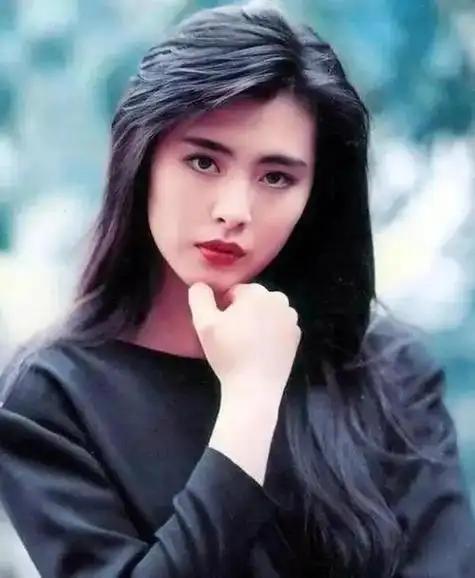 57 岁王祖贤罕晒近照,瘦一圈气质温婉灵动,美人在骨不在皮