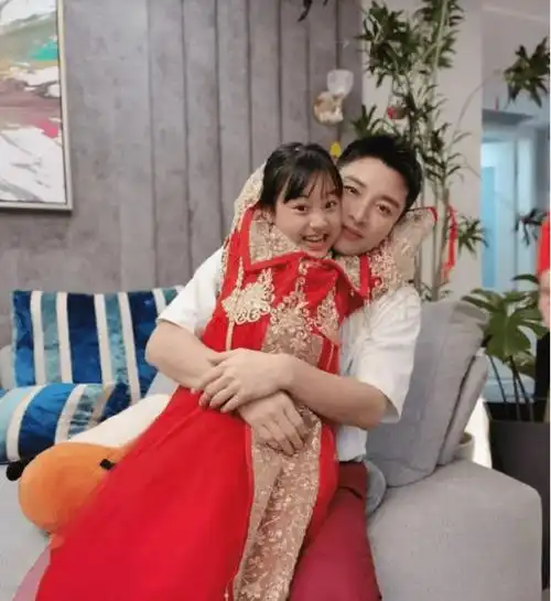 贾乃亮拍父女合照庆祝女儿生日,10岁的田馨撒着娇越长越漂亮_李小璐