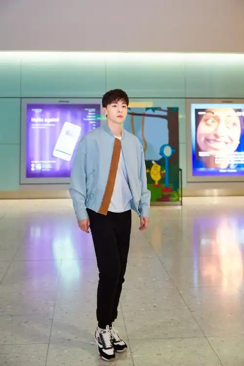 邓伦清爽休闲街拍图片