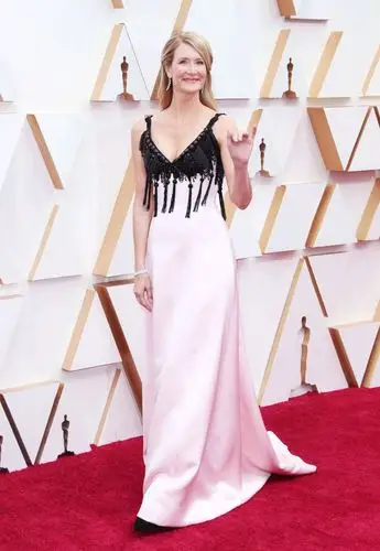 laura dern in armani privé也有国外网友发现这件衣服真正的灵感