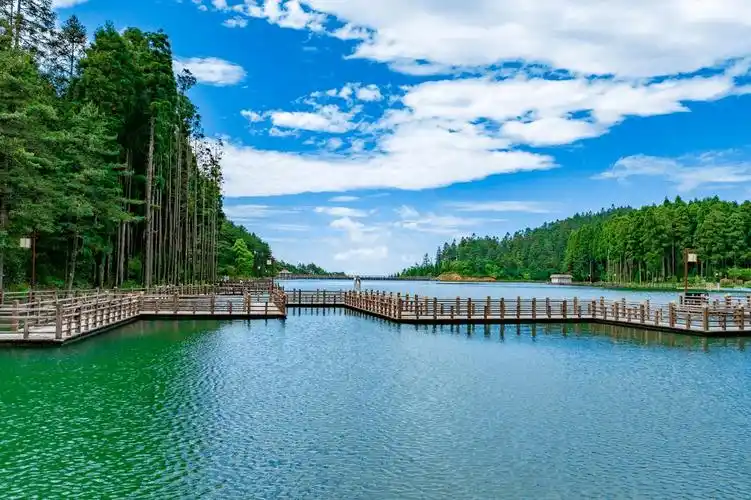 这里有"江南第一高瀑"云谷飞瀑,"江南第一高山湖泊"月亮湖,"中国七大