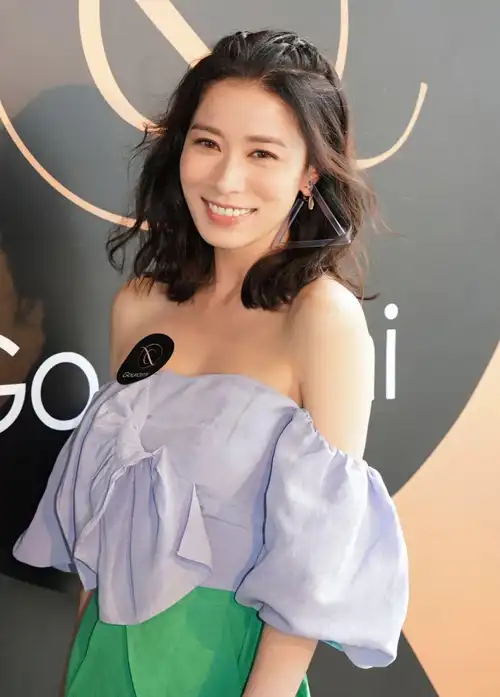 佘诗曼一身简装晒近照,皮肤白皙小腹平坦,47岁保养是真好_设计_t恤