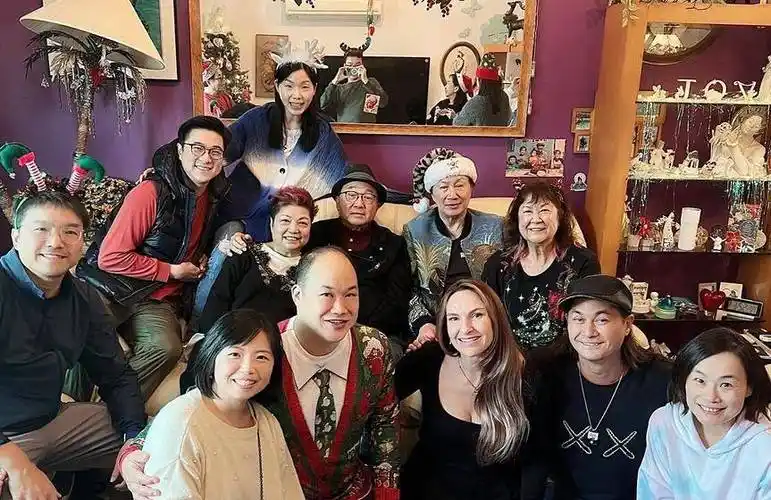 73岁许冠杰近况曝光和家人欢聚一堂千万豪宅尽显温馨