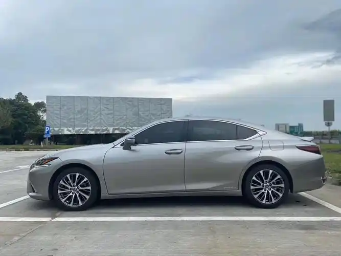 雷克萨斯es300h外观设计气势磅礴让你见了就会爱上它